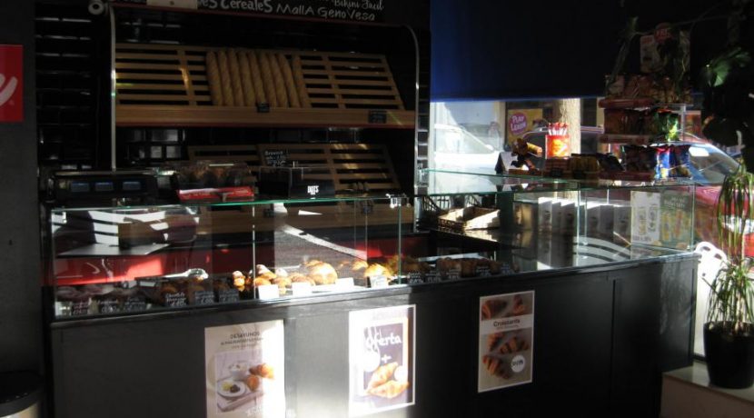 Sant-feliu-boulangerie-cafeteria-comptoir-devant-COM17008