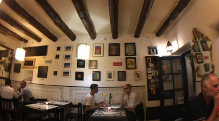 Cadaques-restaurant-el-gato-azul-salle-clients-COM17018