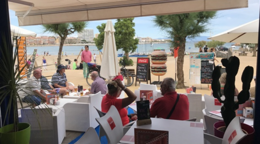 bar-restaurant-escala-terrasse-face-mer-COM17012