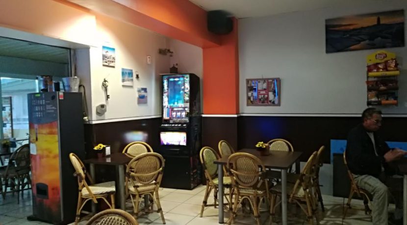 bar-restaurant-uno-rosas-entrée-gauche-COM17041