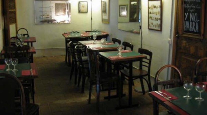 restaurant-français-barcelone-com17066-tables-dressées-fond