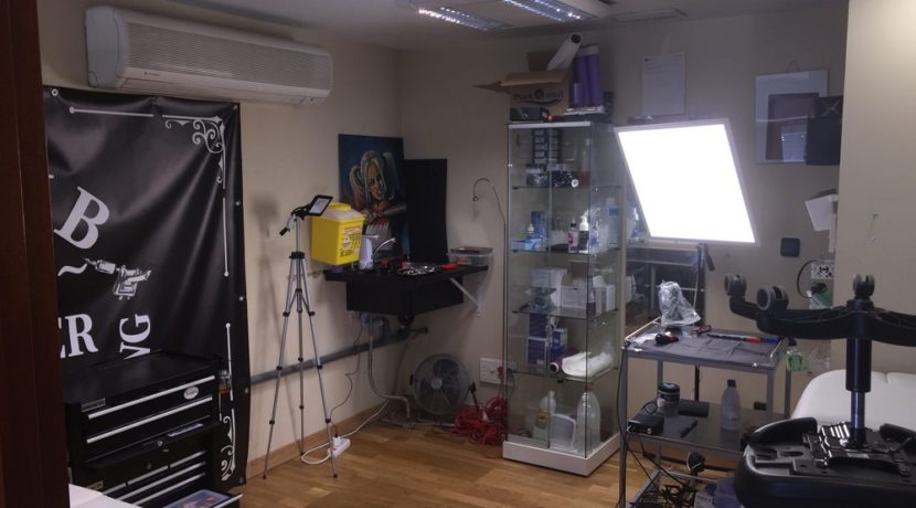 Centre de tatouage, barber shop, Estepona, face mer, fonds de commerce à vendre, Costa del Sol.