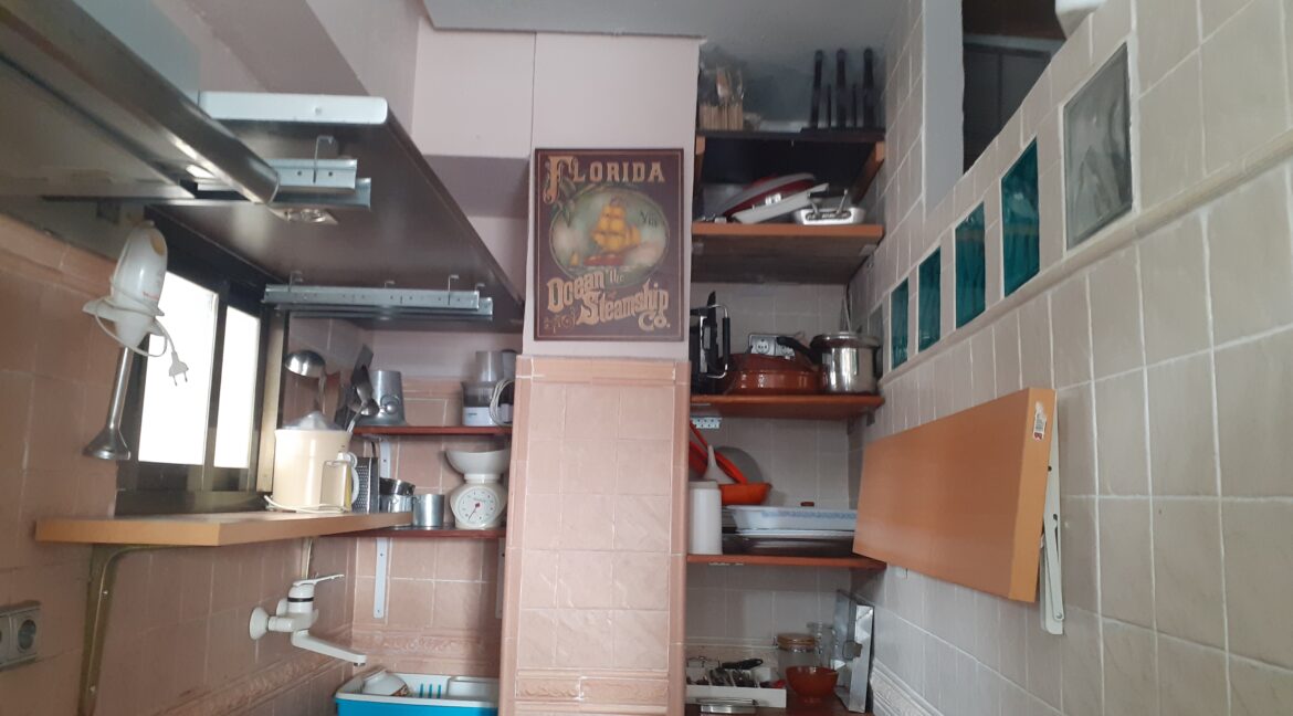 cafeteria heladeria 2023-cocina-estantes.jpg